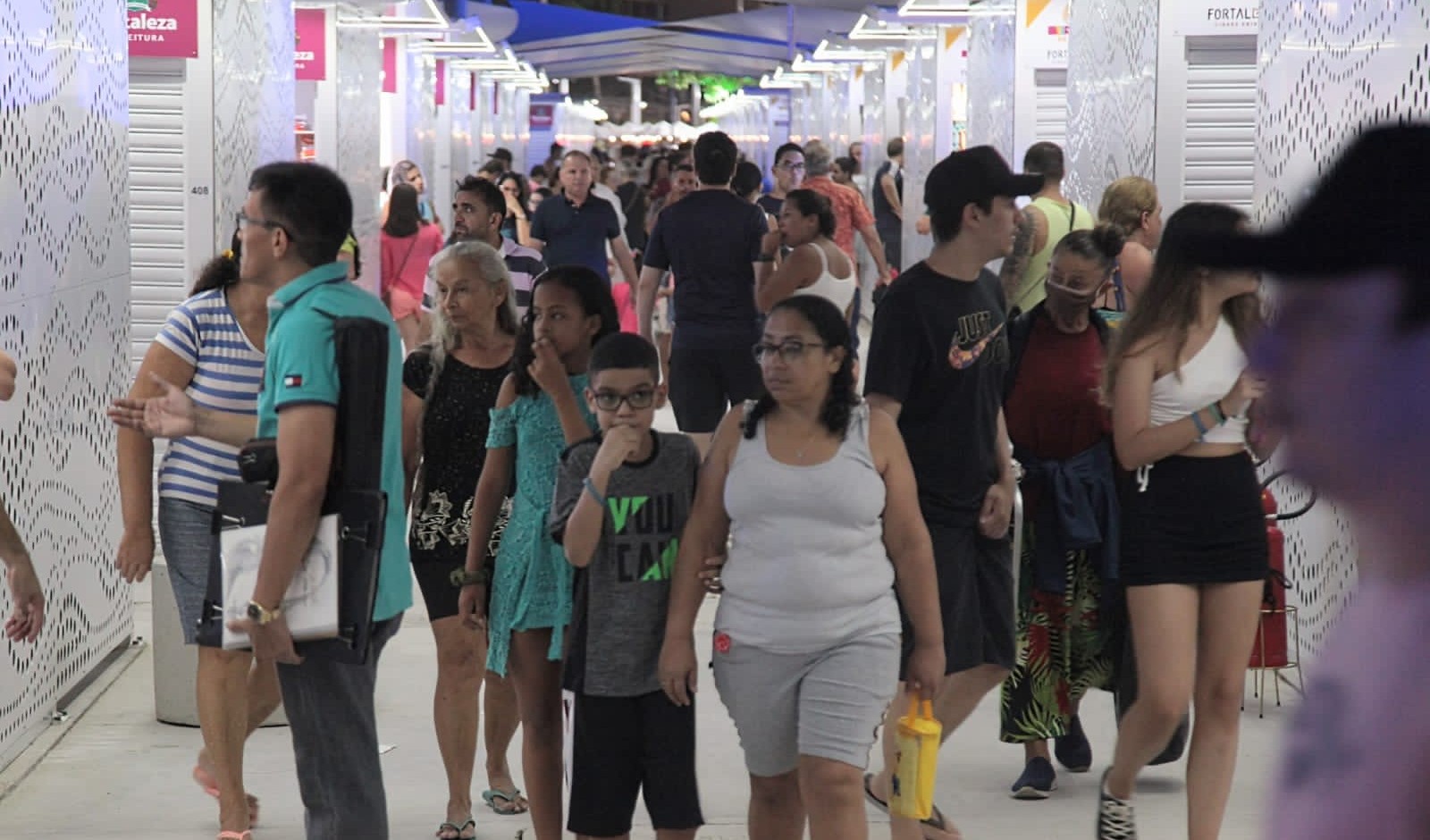 pessoas andam pela nova feirinha da beira-mar